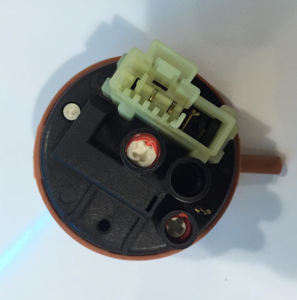 Indesit pressostat c00274118 pour lave-vaisselle indesit lfsa+2174awh 37746850100
