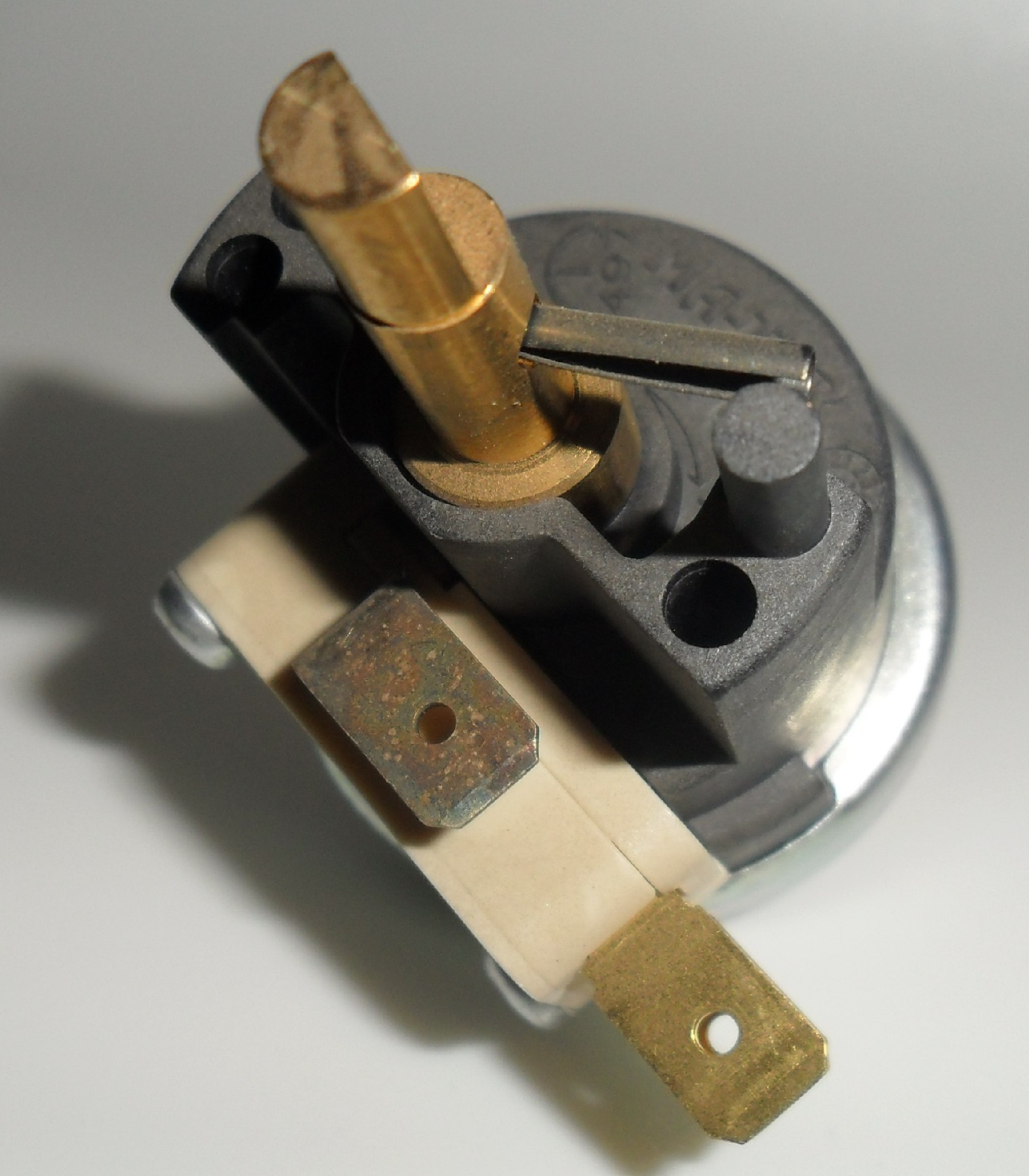 Astoria pressostat 2.5/4 bars c40083 500583530 pour centrale vapeur - fer à repasser astoria rc037a 500586640